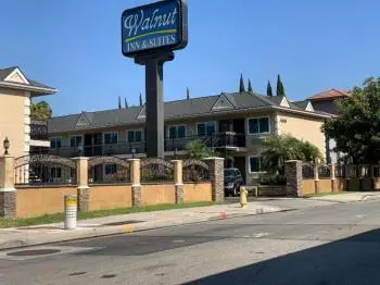 Walnut Inn and Suites 4