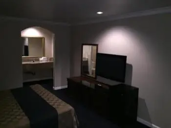 Walnut Inn and Suites 6