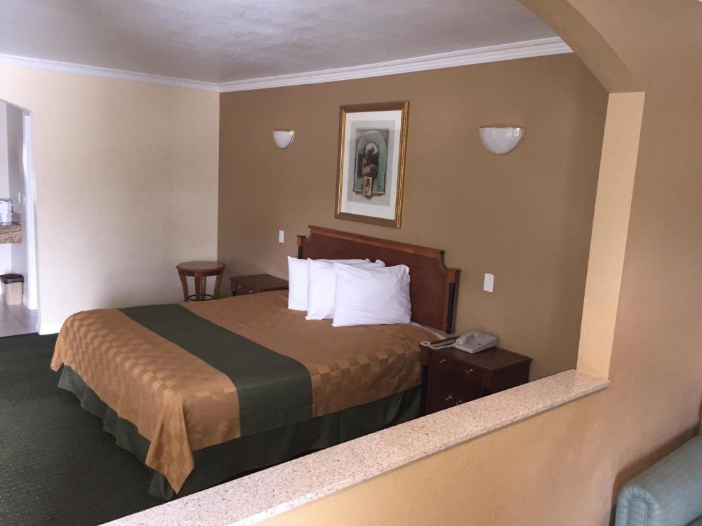 King Room with Spa Bath at Walnut Inn and Suites, photo 5