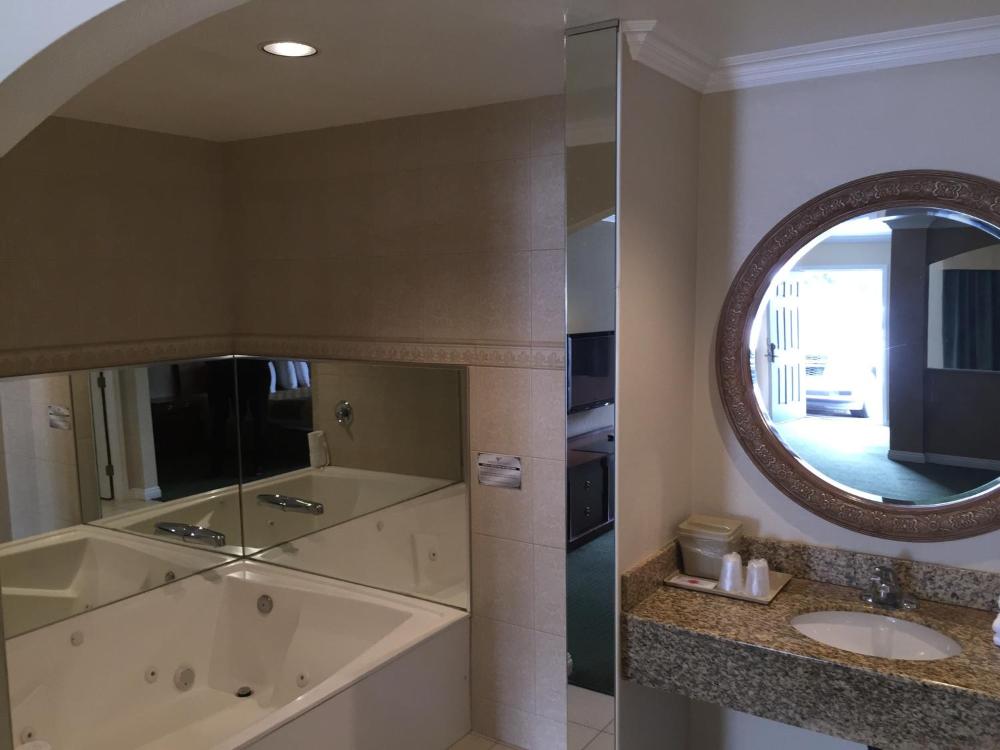 King Room with Spa Bath at Walnut Inn and Suites, photo 4