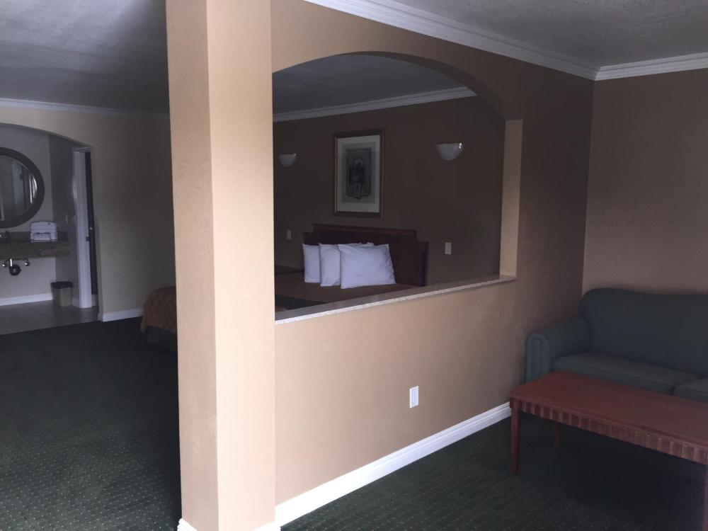 King Room with Spa Bath at Walnut Inn and Suites, photo 3