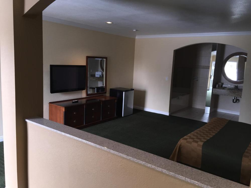 King Room with Spa Bath at Walnut Inn and Suites, photo 2